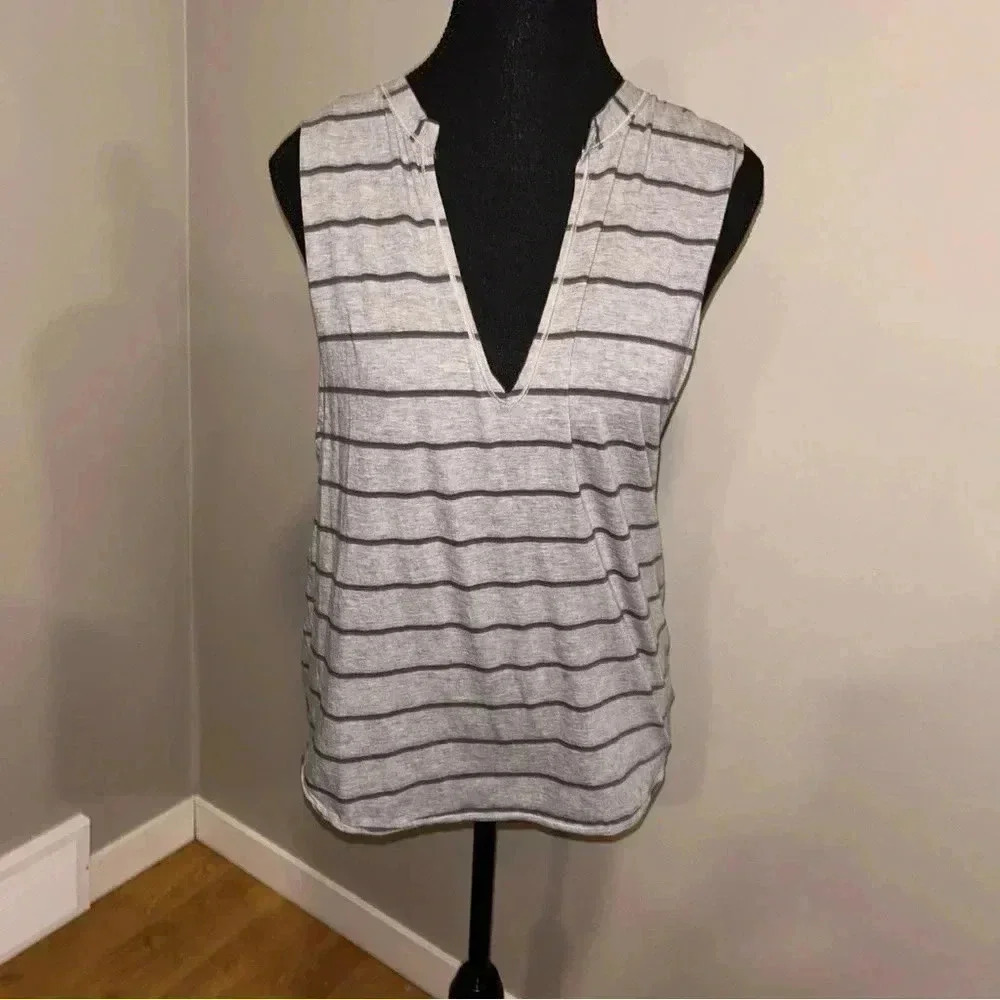 Lululemon Tank - Picture 1 of 4